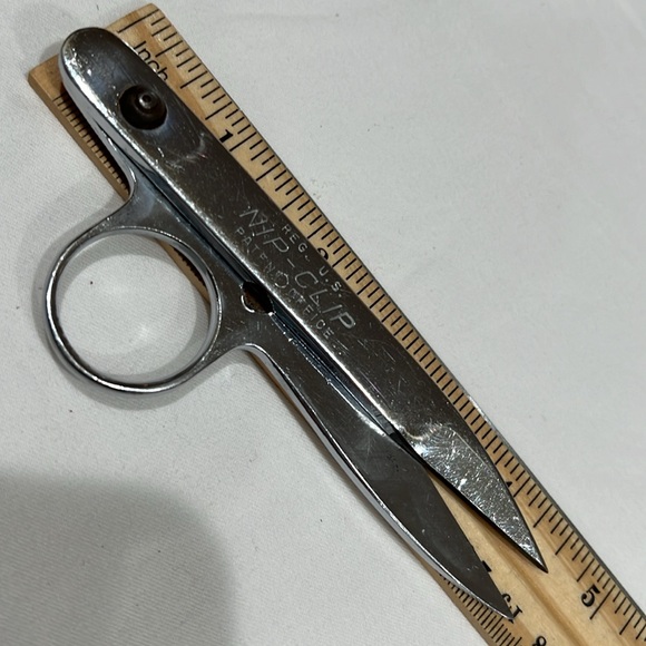 Vintage Nip Clip palm scissors used for knitting, embroidery, crochet work - Picture 3 of 5
